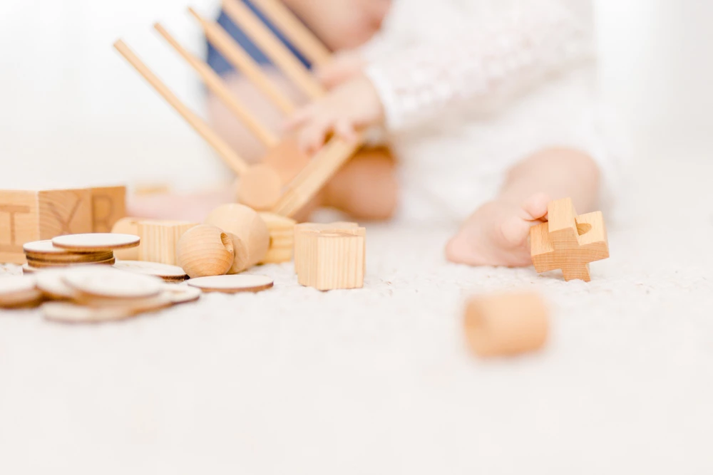 enfant jouer jouet beige gris